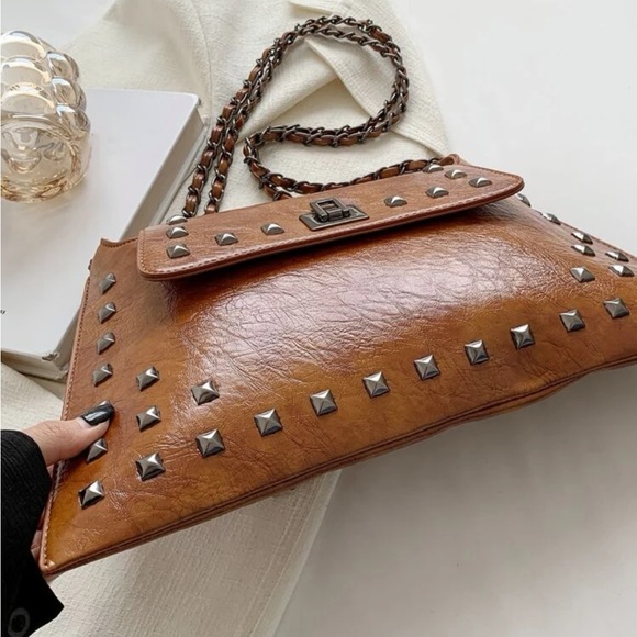 Studded flap chain shoulder bag - Picture 2 of 11